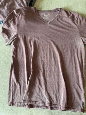 Lucky Brand Men's V-Neck T-Shirt in Heather Maroon